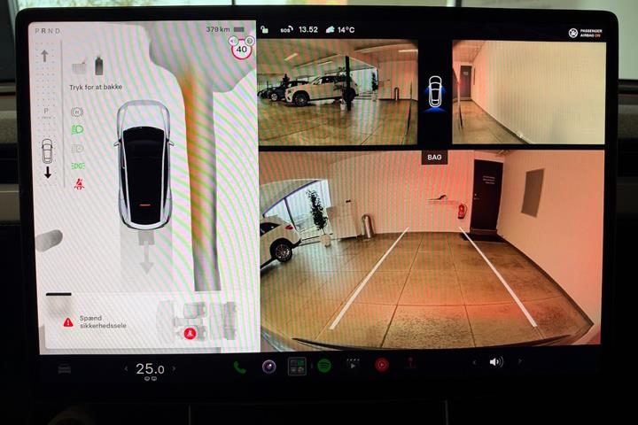 Sølv Tesla Model Y fra 2025