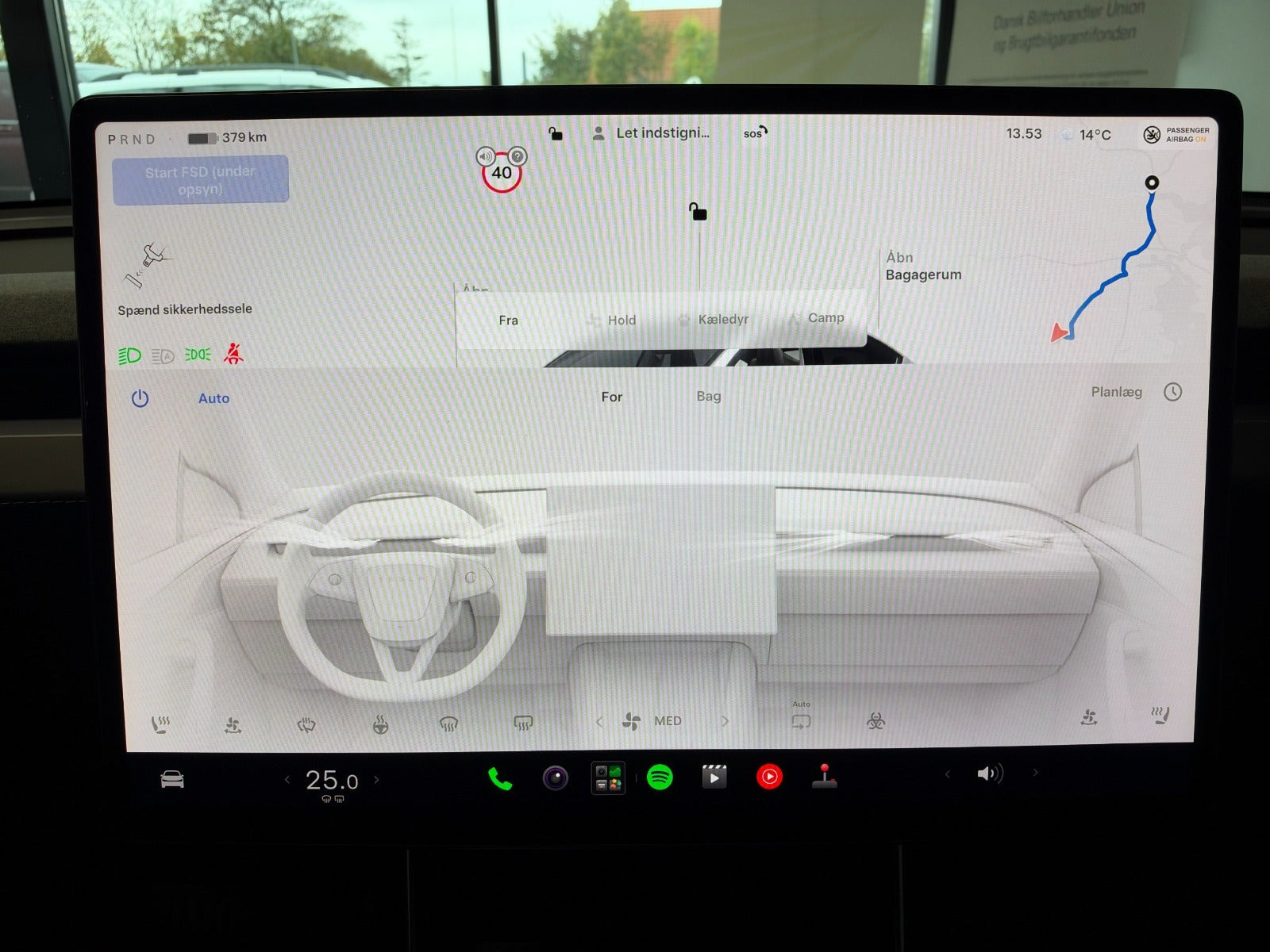 Sølv Tesla Model Y fra 2025