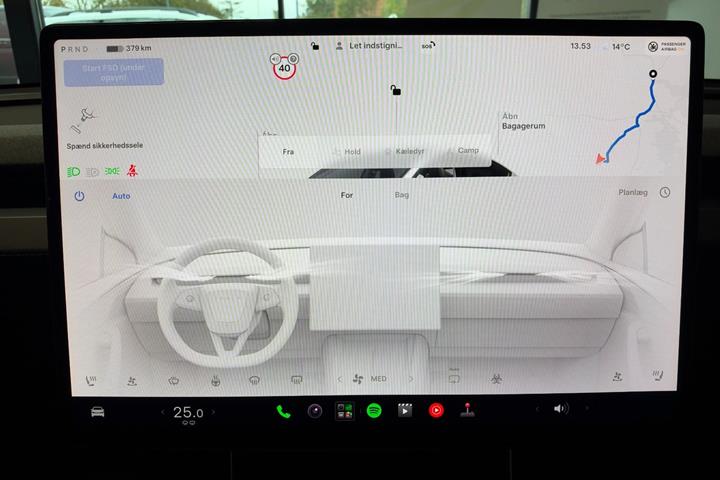 Sølv Tesla Model Y fra 2025