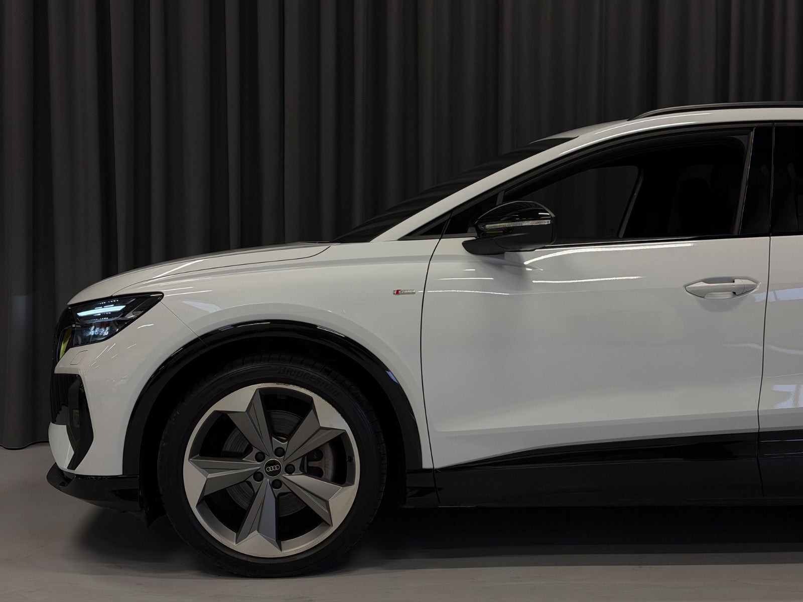 Hvid Audi Q4 e-tron fra 2024