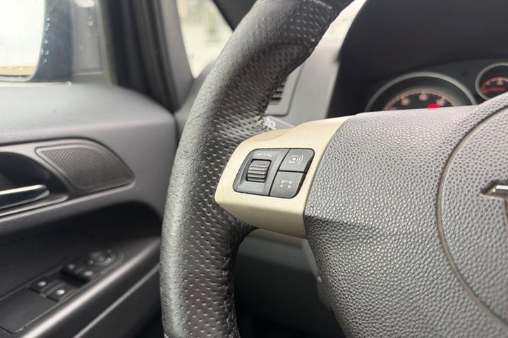 Grøn Opel Zafira fra 2008