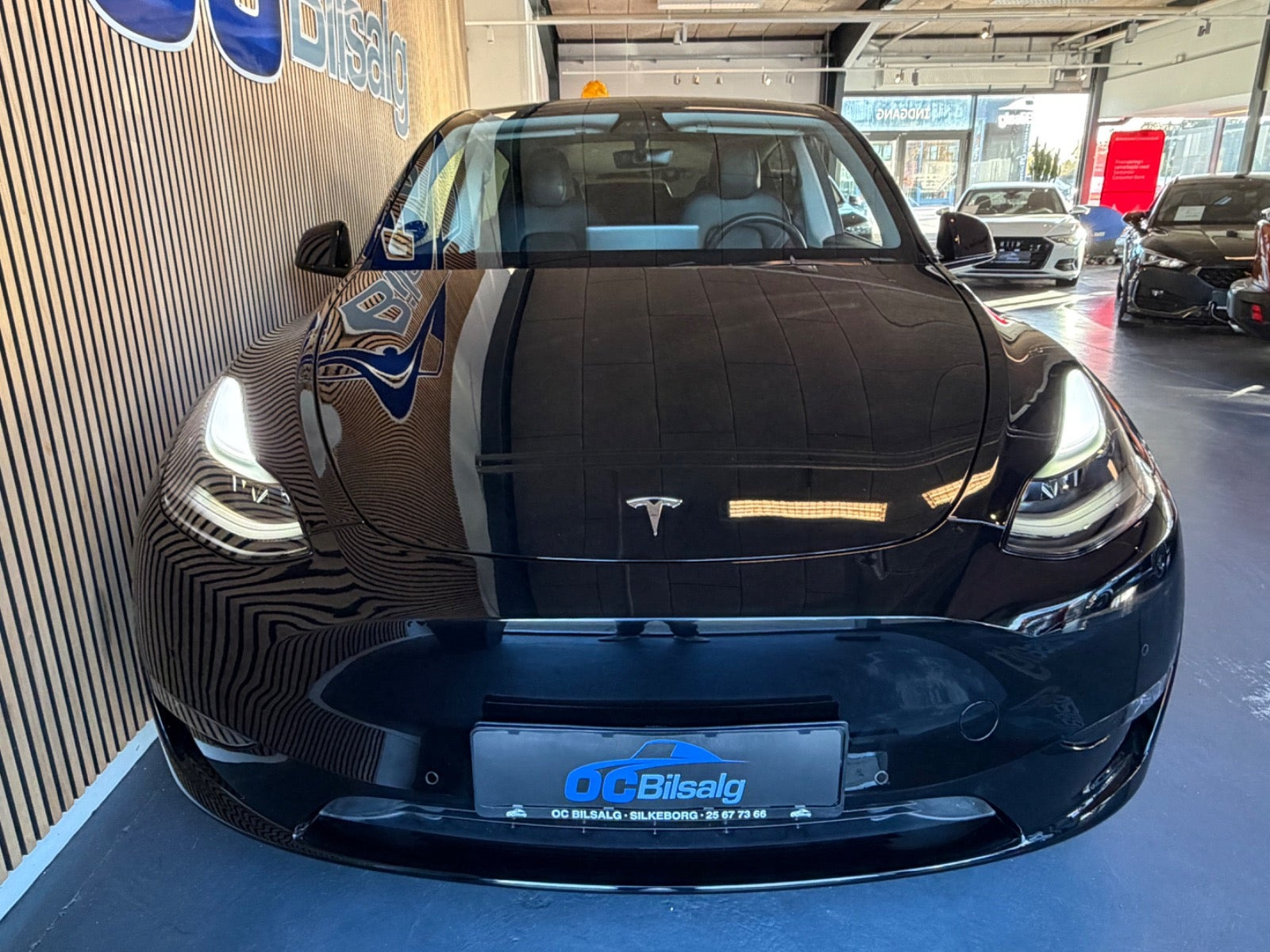 Sort Tesla Model Y fra 2022