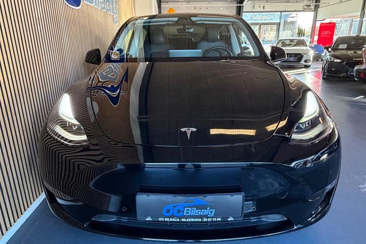 Sort Tesla Model Y fra 2022