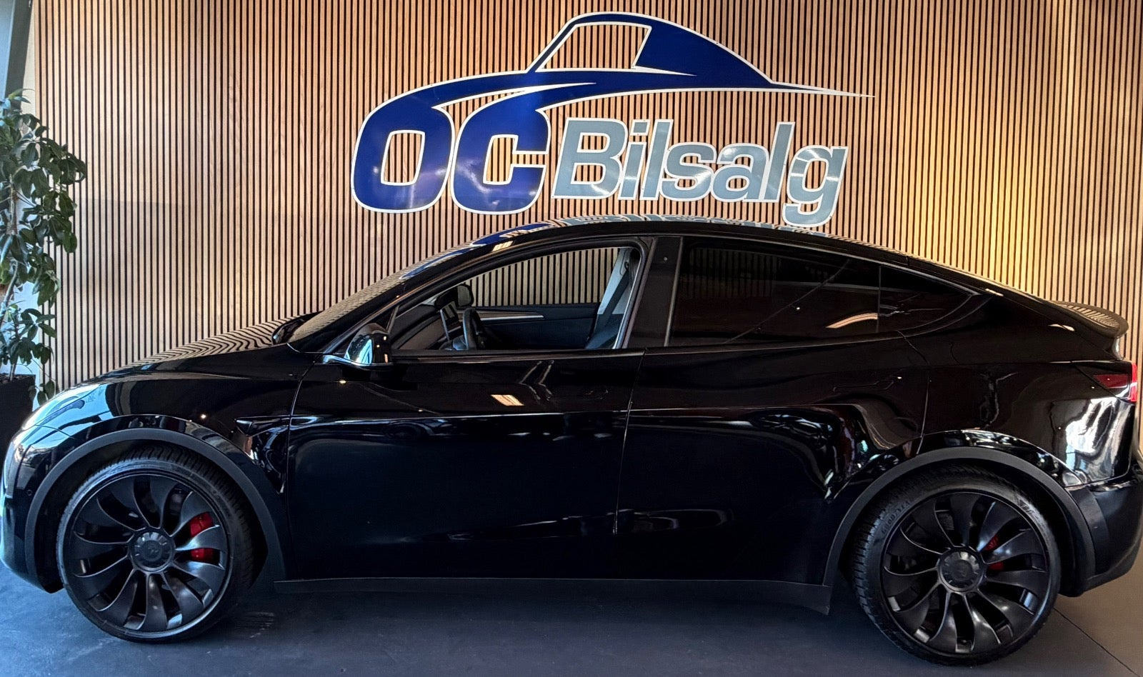 Sort Tesla Model Y fra 2022