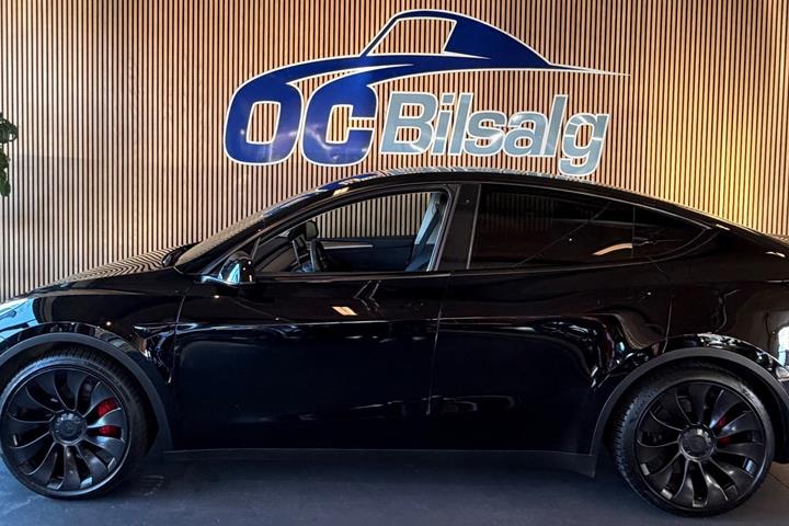 Sort Tesla Model Y fra 2022