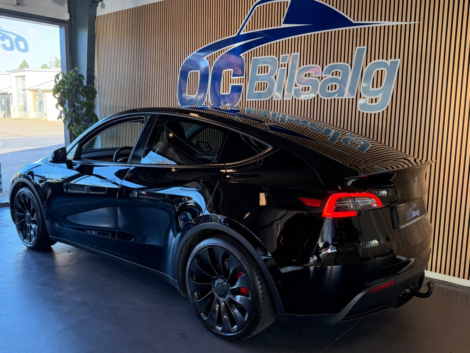 Sort Tesla Model Y fra 2022