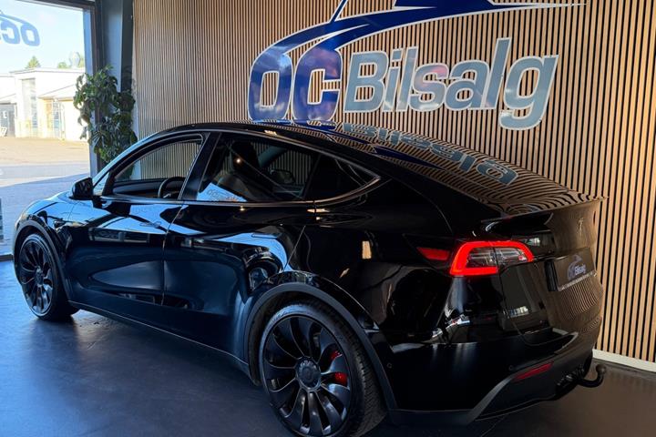 Sort Tesla Model Y fra 2022