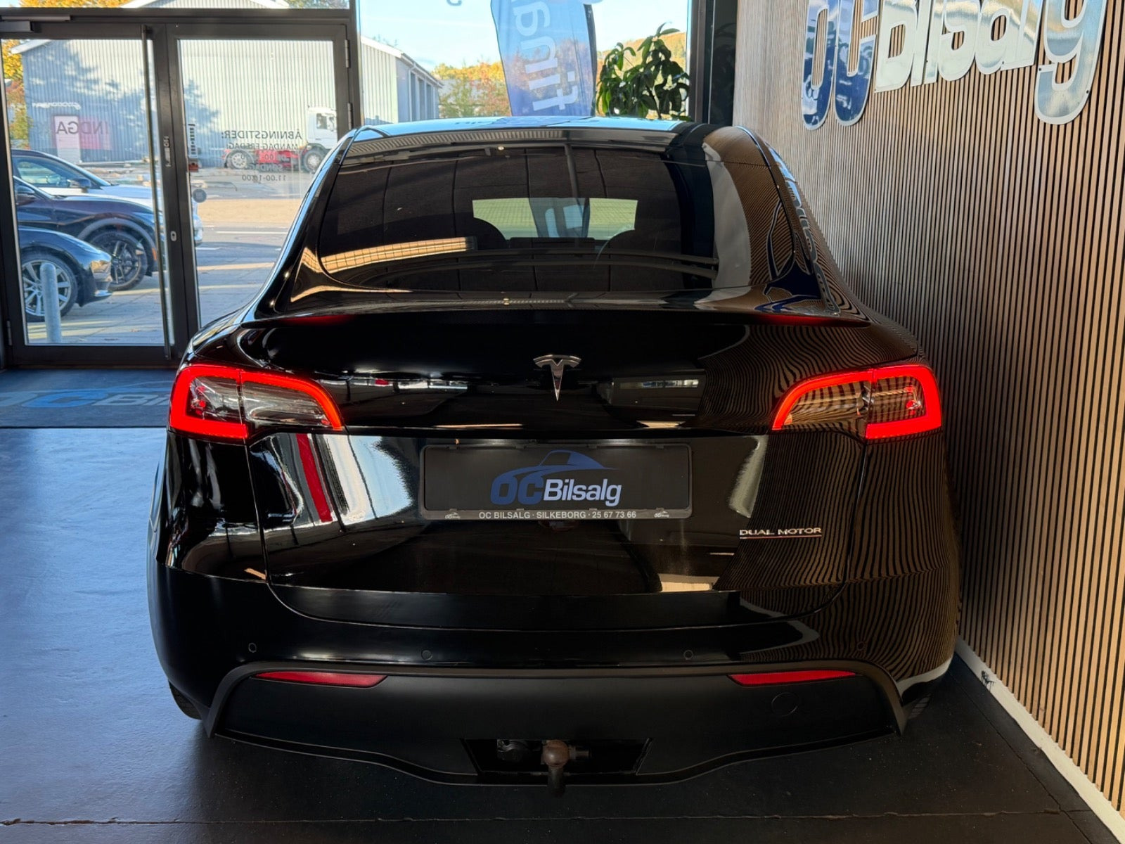 Sort Tesla Model Y fra 2022