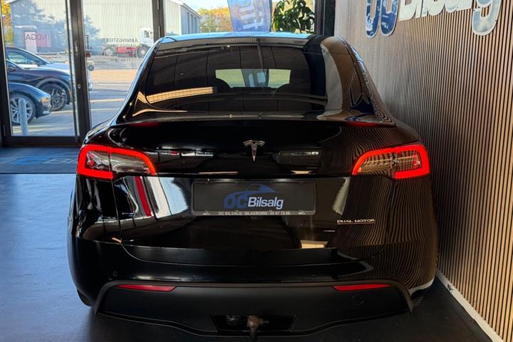 Sort Tesla Model Y fra 2022