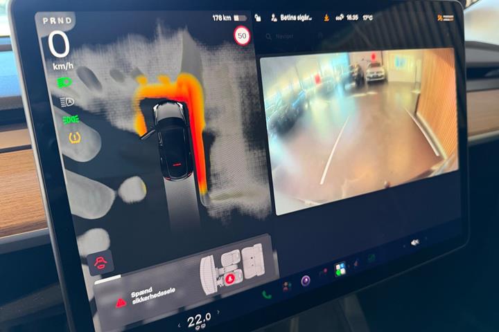 Sort Tesla Model Y fra 2022