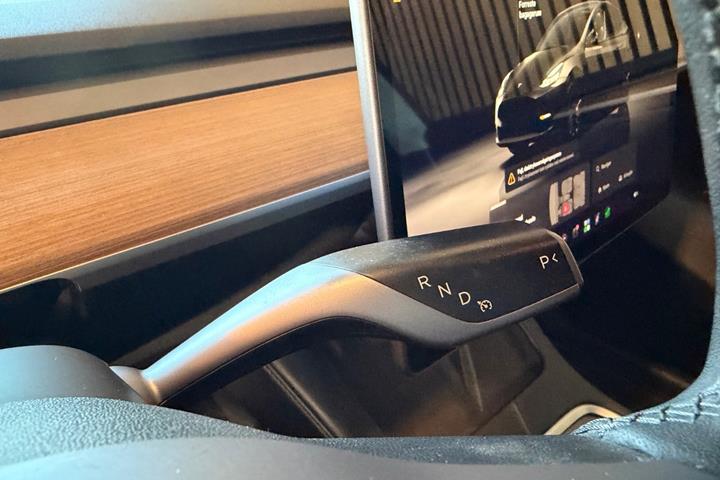 Sort Tesla Model Y fra 2022