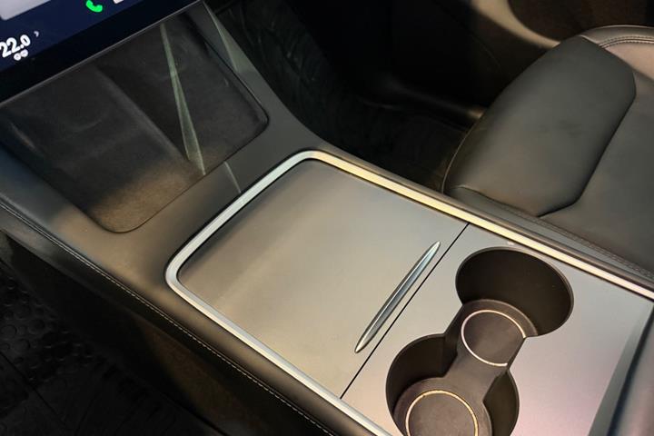 Sort Tesla Model Y fra 2022