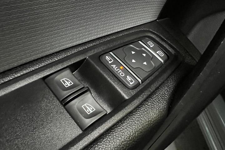 Grå Nissan Townstar fra 2024