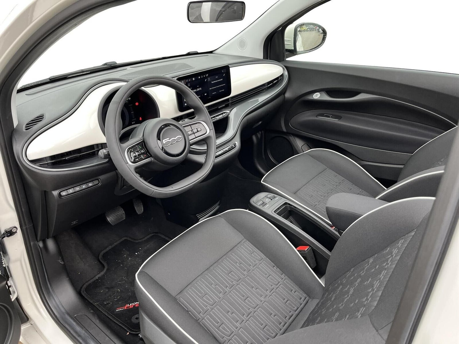 Hvid Fiat 500e fra 2023
