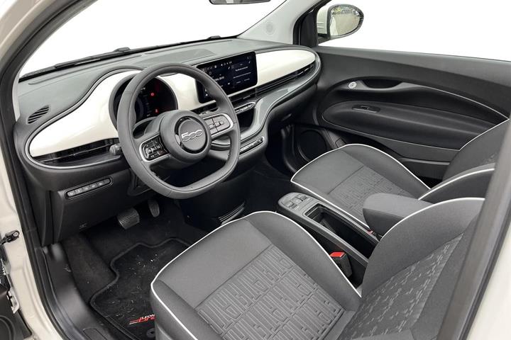 Hvid Fiat 500e fra 2023