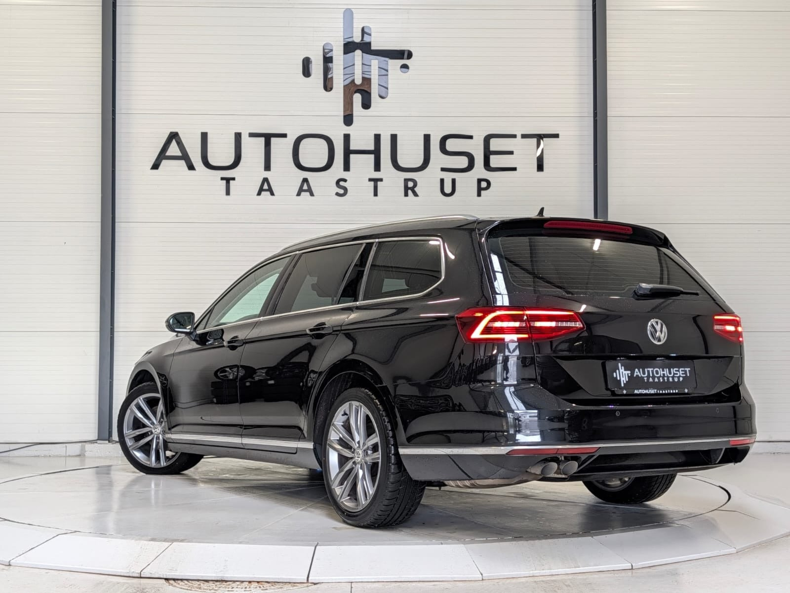 Sort VW Passat fra 2015