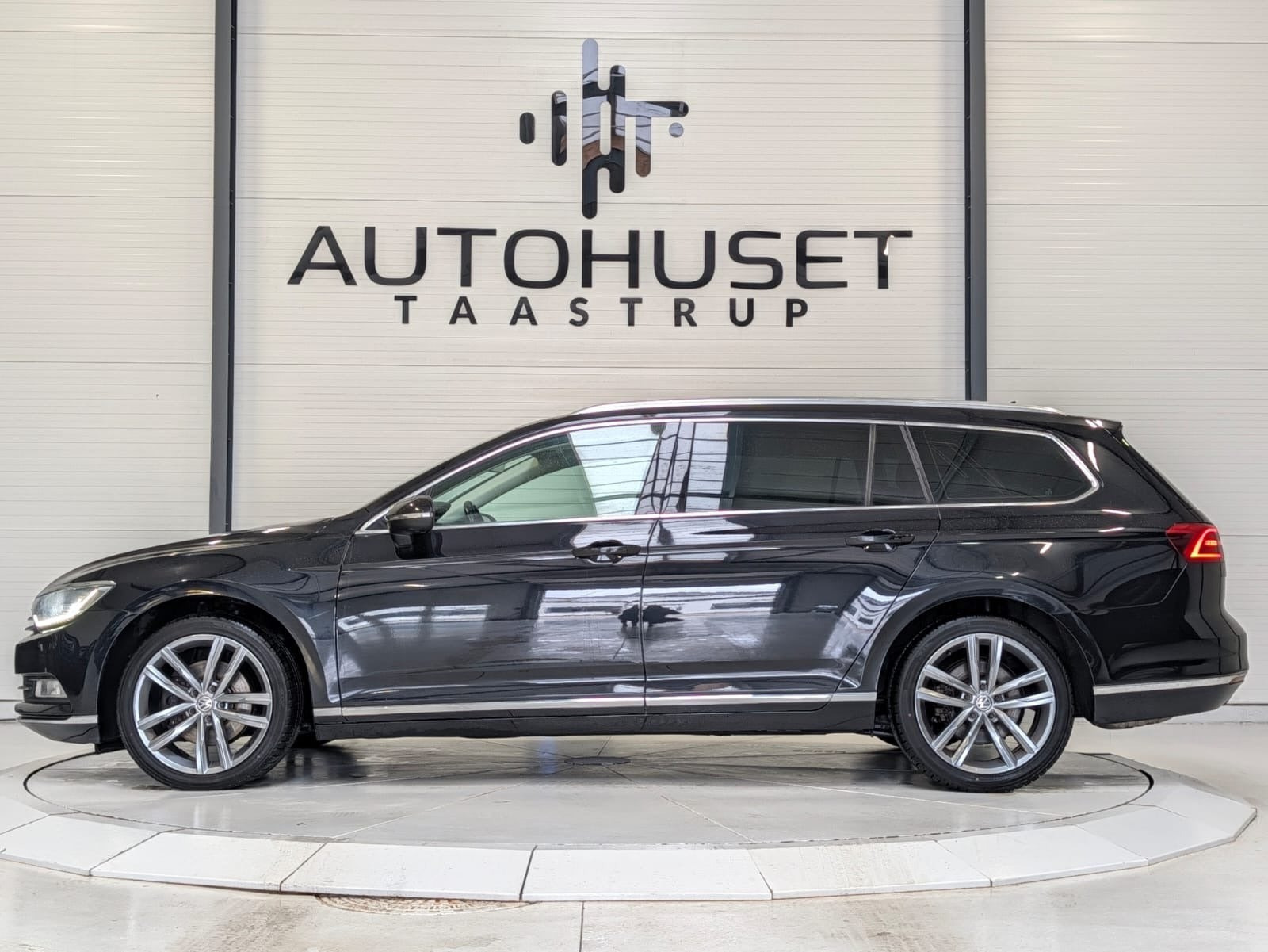 Sort VW Passat fra 2015