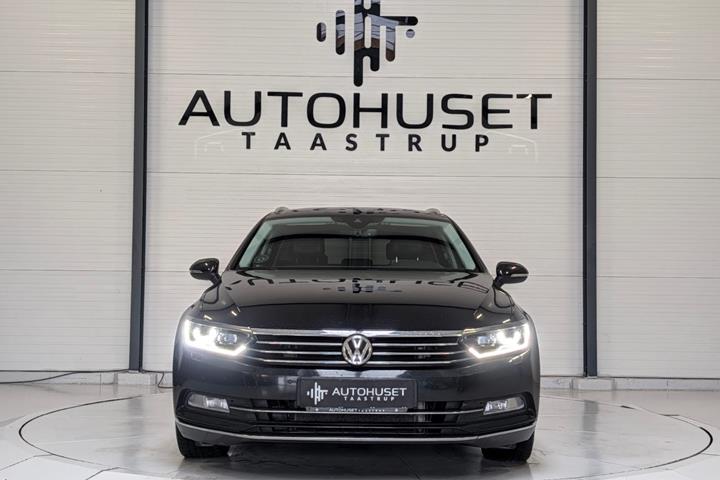 Sort VW Passat fra 2015