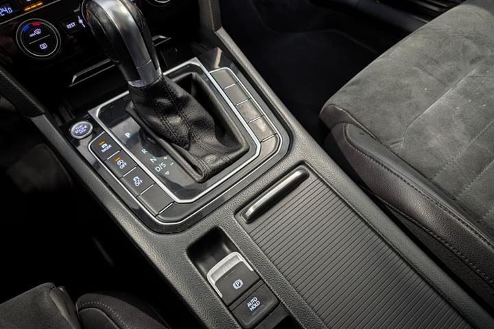 Sort VW Passat fra 2015