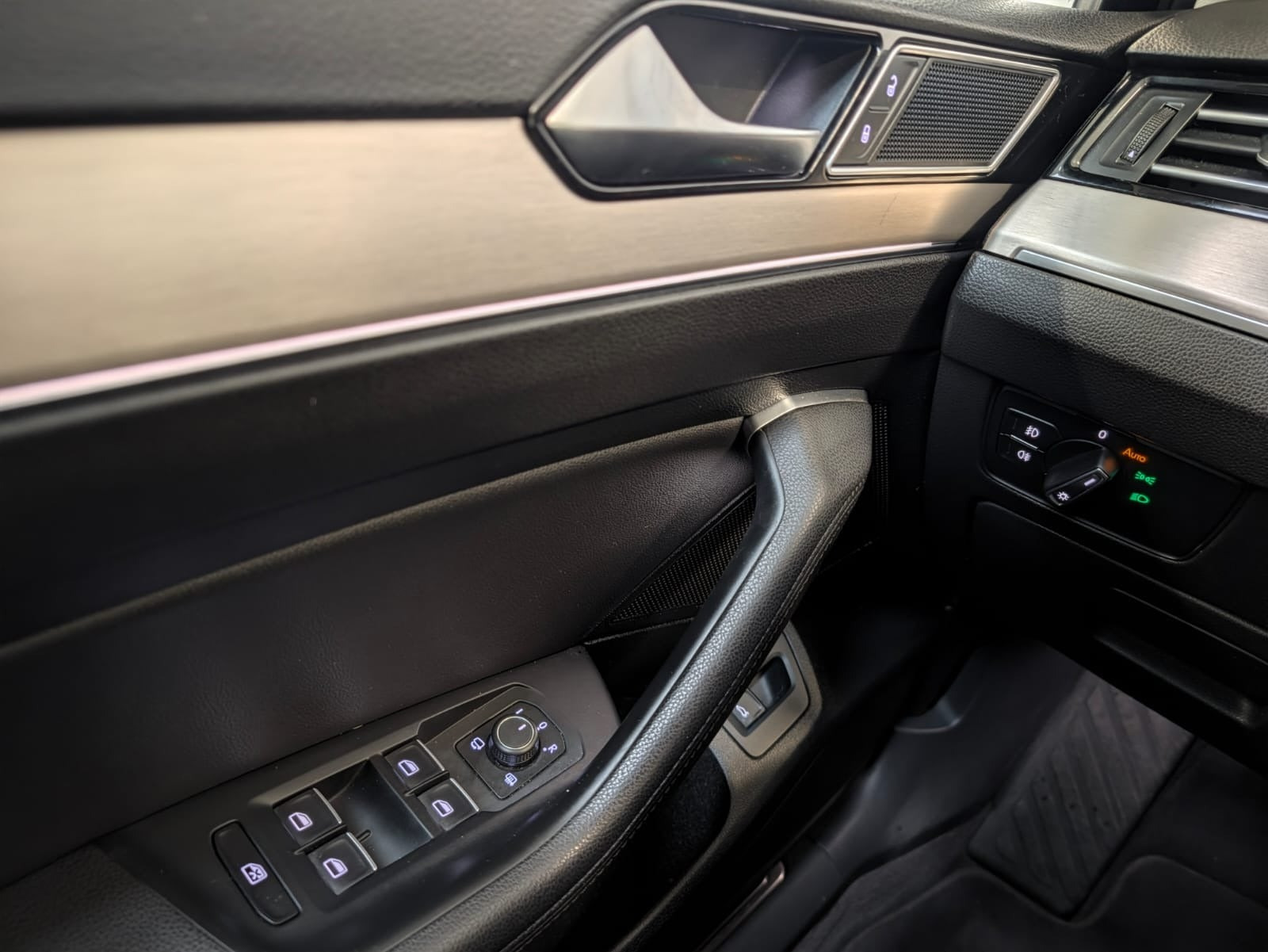 Sort VW Passat fra 2015