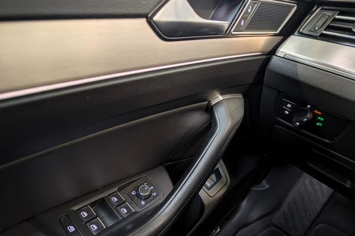 Sort VW Passat fra 2015