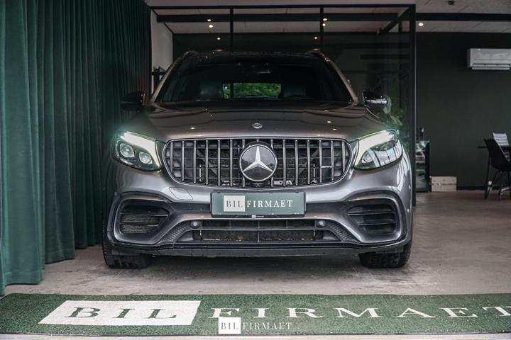 Grå Mercedes GLC63 fra 2019