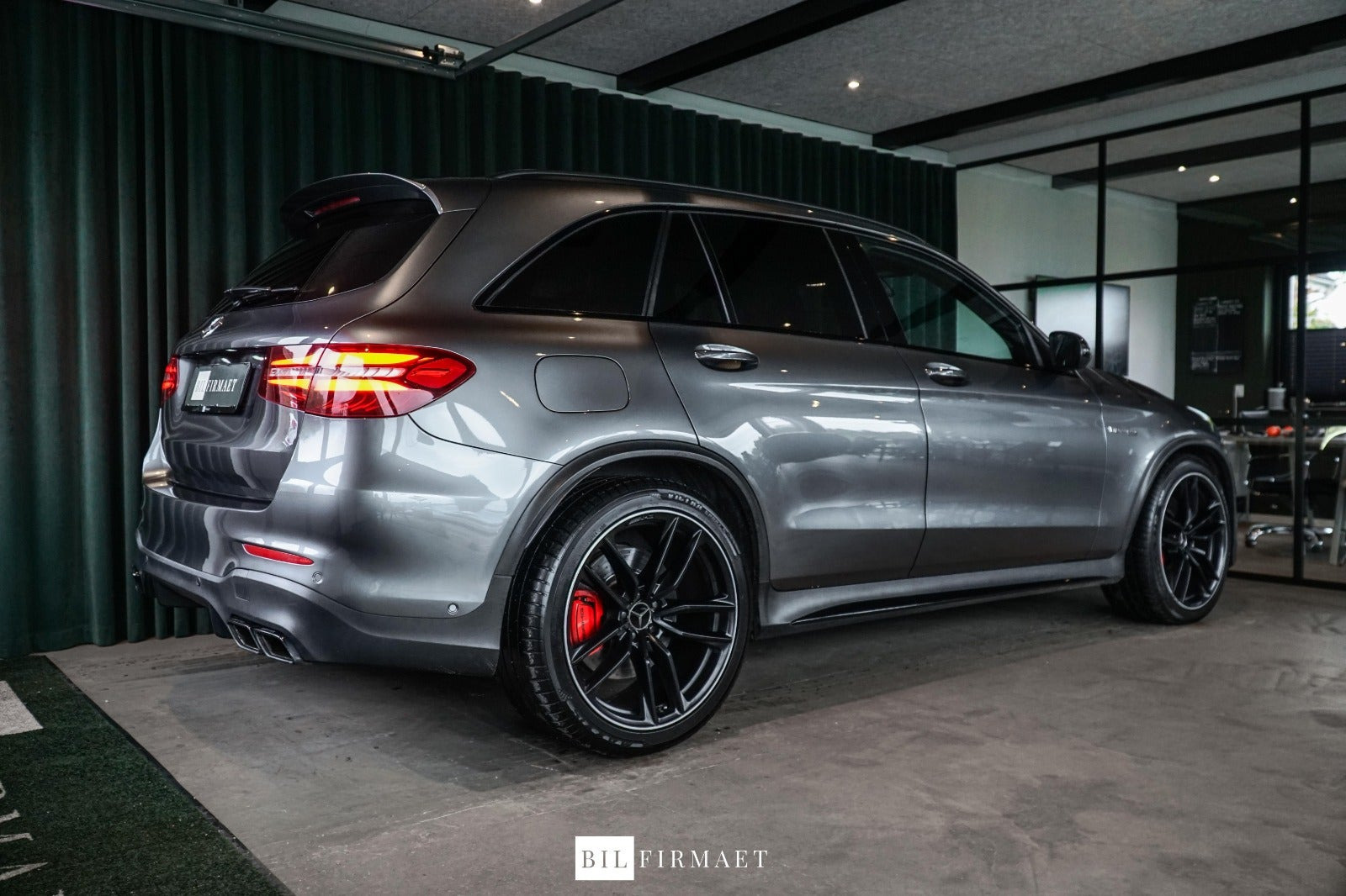 Grå Mercedes GLC63 fra 2019
