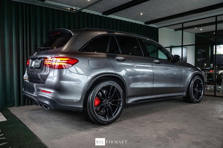 Grå Mercedes GLC63 fra 2019
