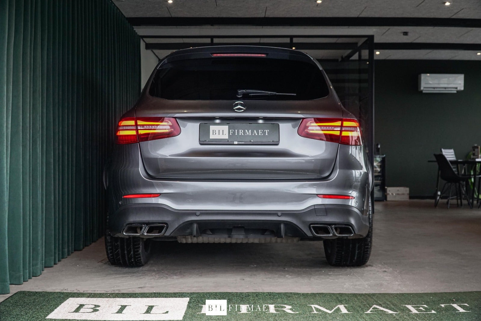 Grå Mercedes GLC63 fra 2019