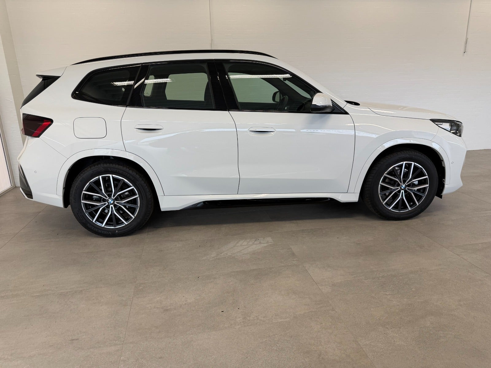 Hvid BMW iX1 fra 2026