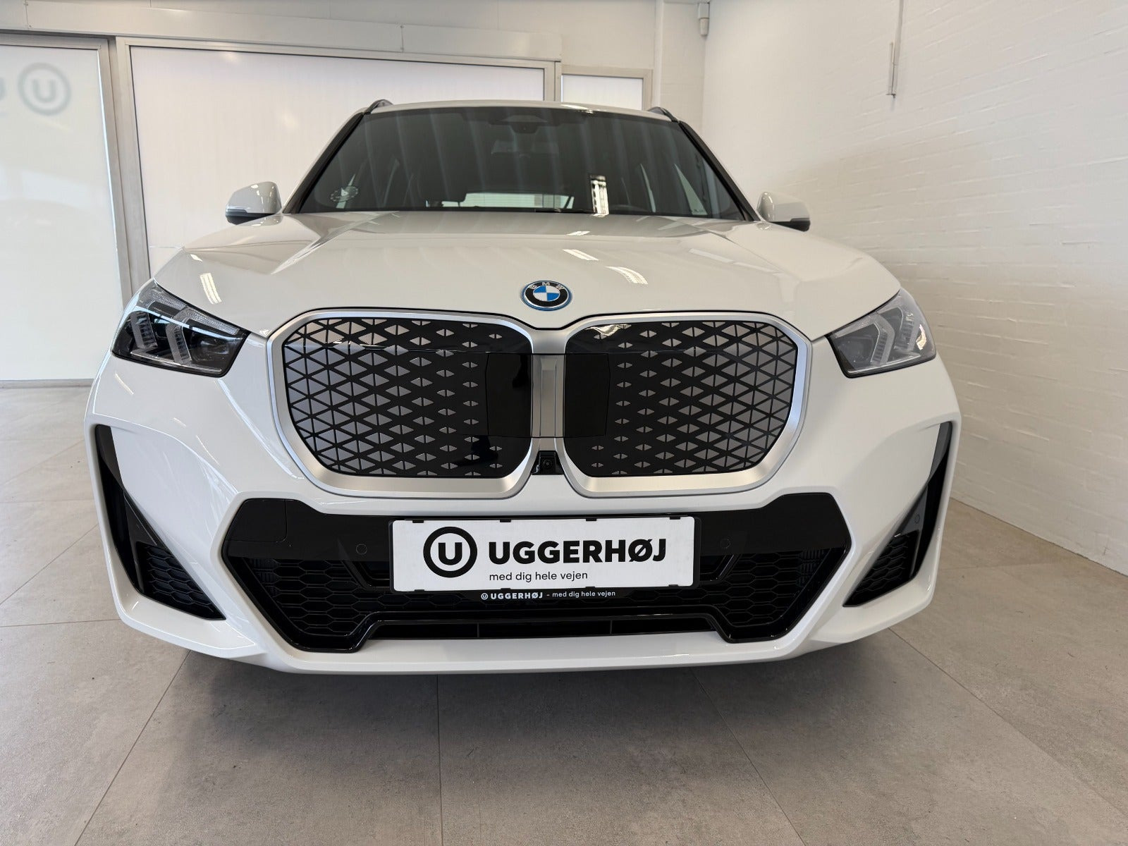 Hvid BMW iX1 fra 2026