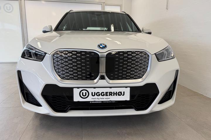 Hvid BMW iX1 fra 2026
