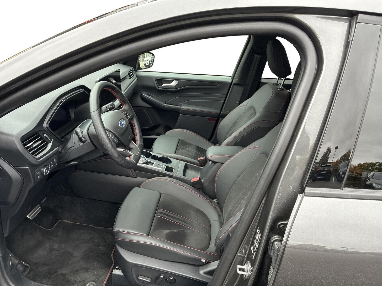 Grå Ford Kuga fra 2025