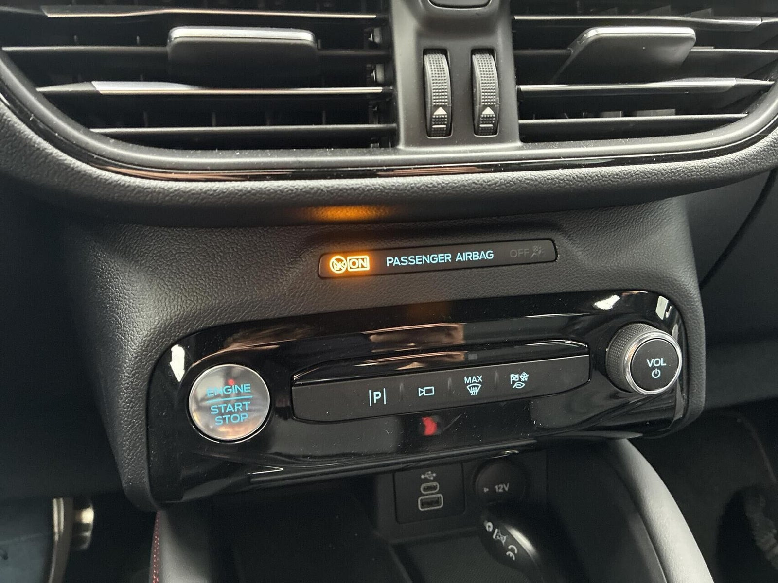 Grå Ford Kuga fra 2025