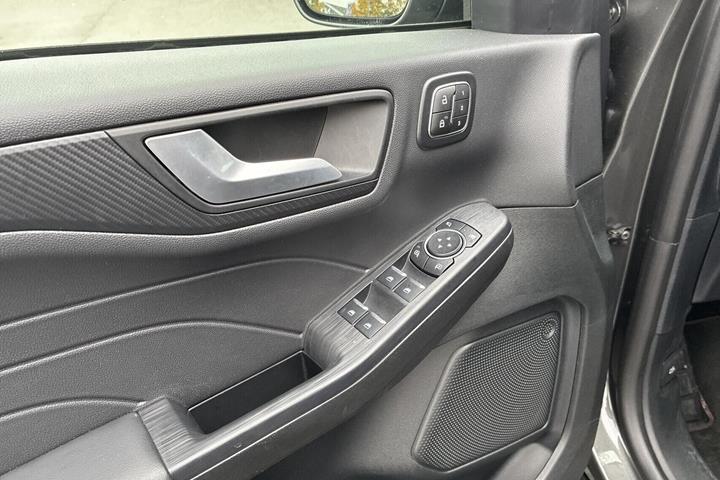 Grå Ford Kuga fra 2025