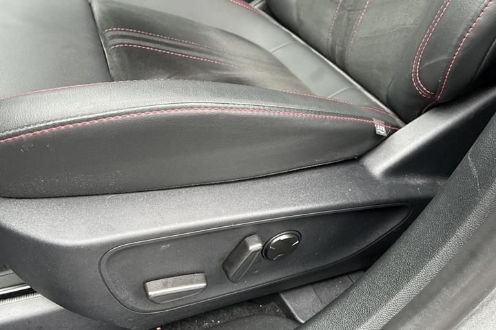 Grå Ford Kuga fra 2025
