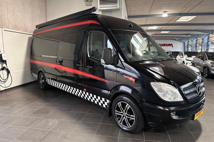 Sort Mercedes Sprinter 318 fra 2007 set udefra
