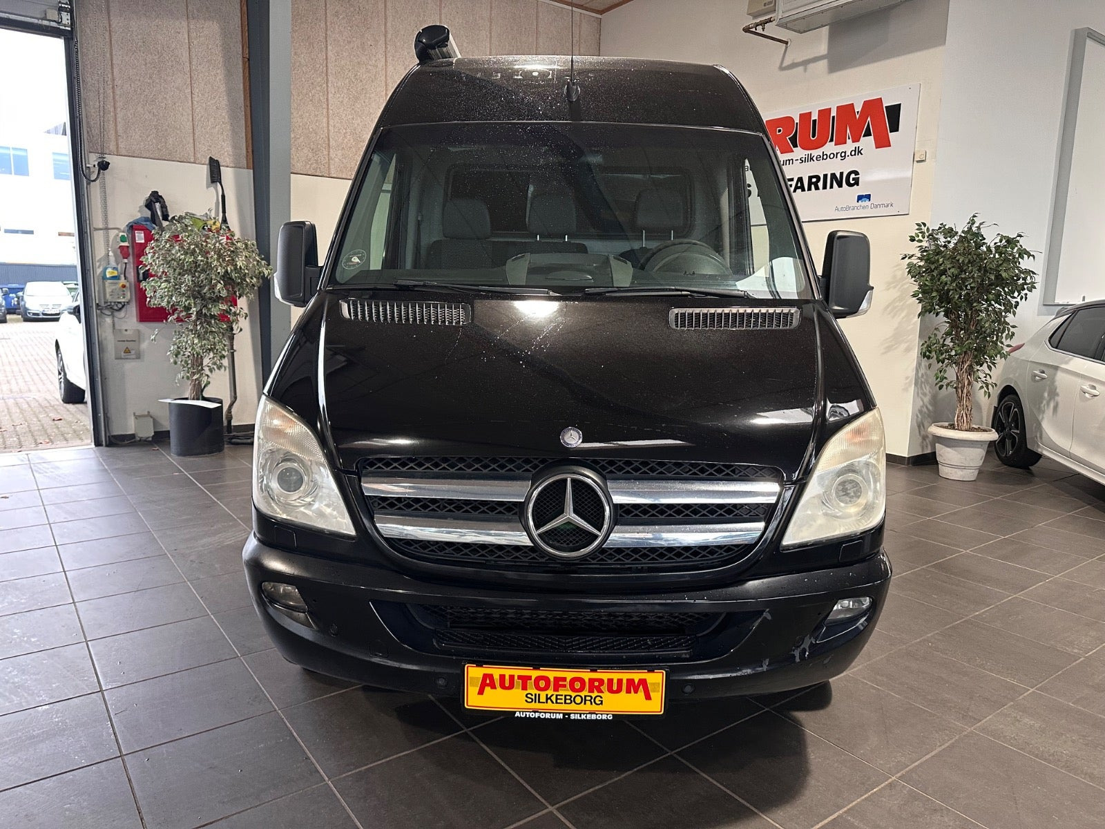 Sort Mercedes Sprinter 318 fra 2007 set udefra