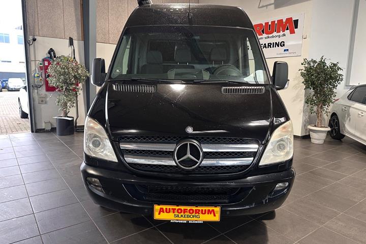 Sort Mercedes Sprinter 318 fra 2007 set udefra