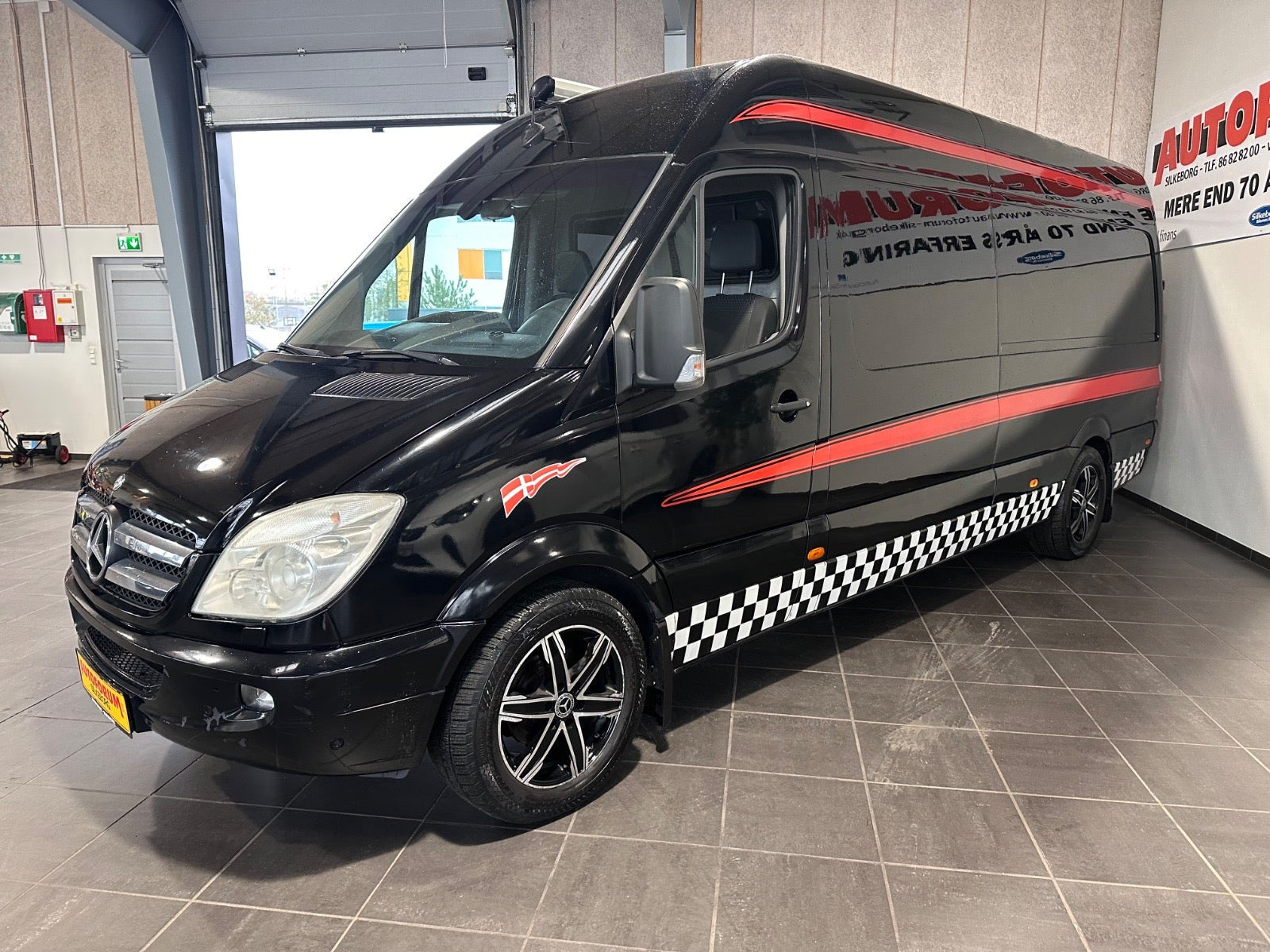 Sort Mercedes Sprinter 318 fra 2007 set udefra