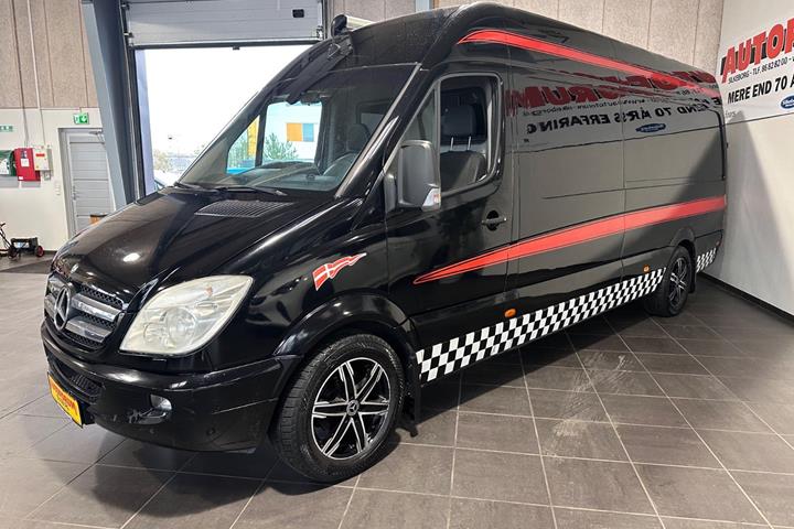 Sort Mercedes Sprinter 318 fra 2007 set udefra
