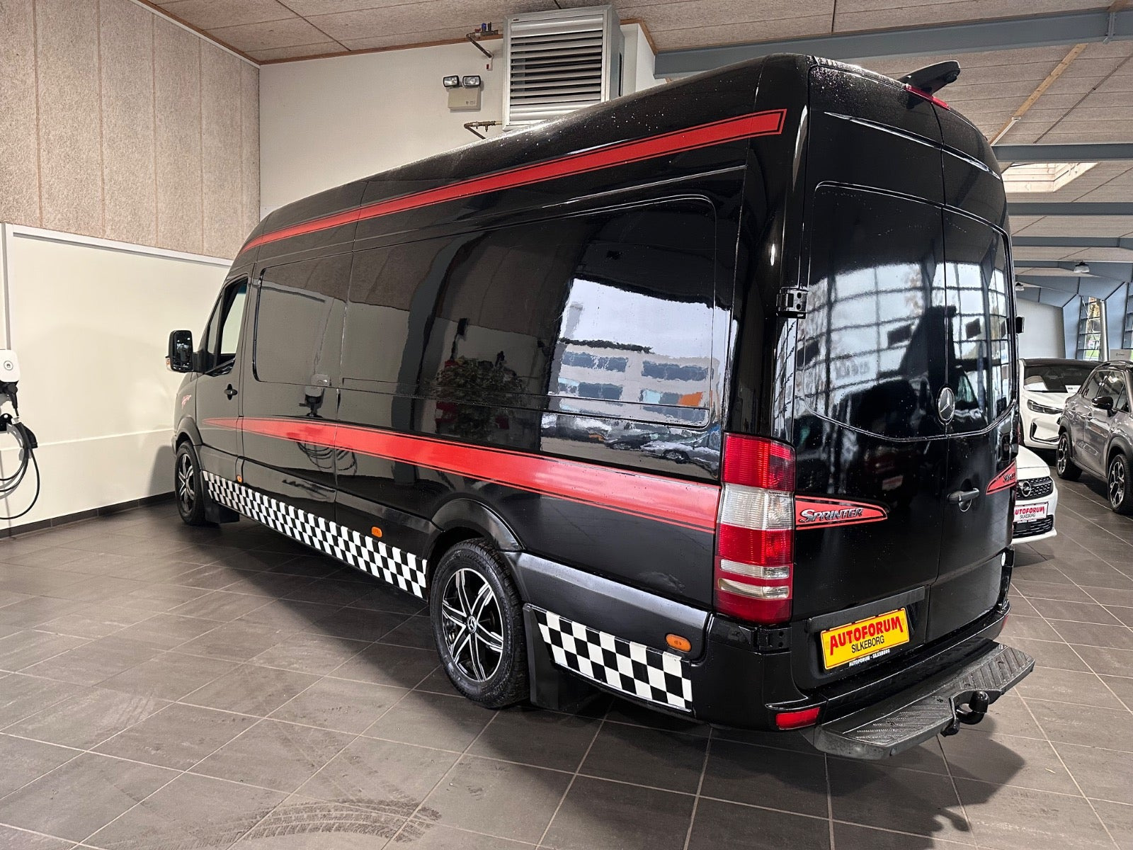 Sort Mercedes Sprinter 318 fra 2007 set udefra
