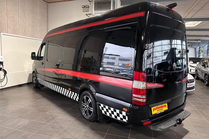 Sort Mercedes Sprinter 318 fra 2007 set udefra