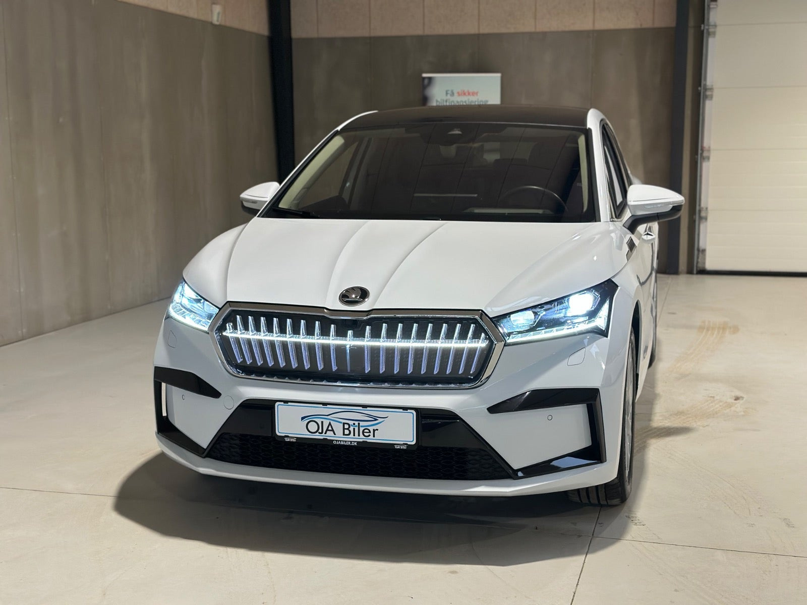 Hvid Skoda Enyaq fra 2023