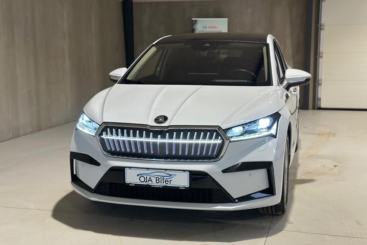Hvid Skoda Enyaq fra 2023