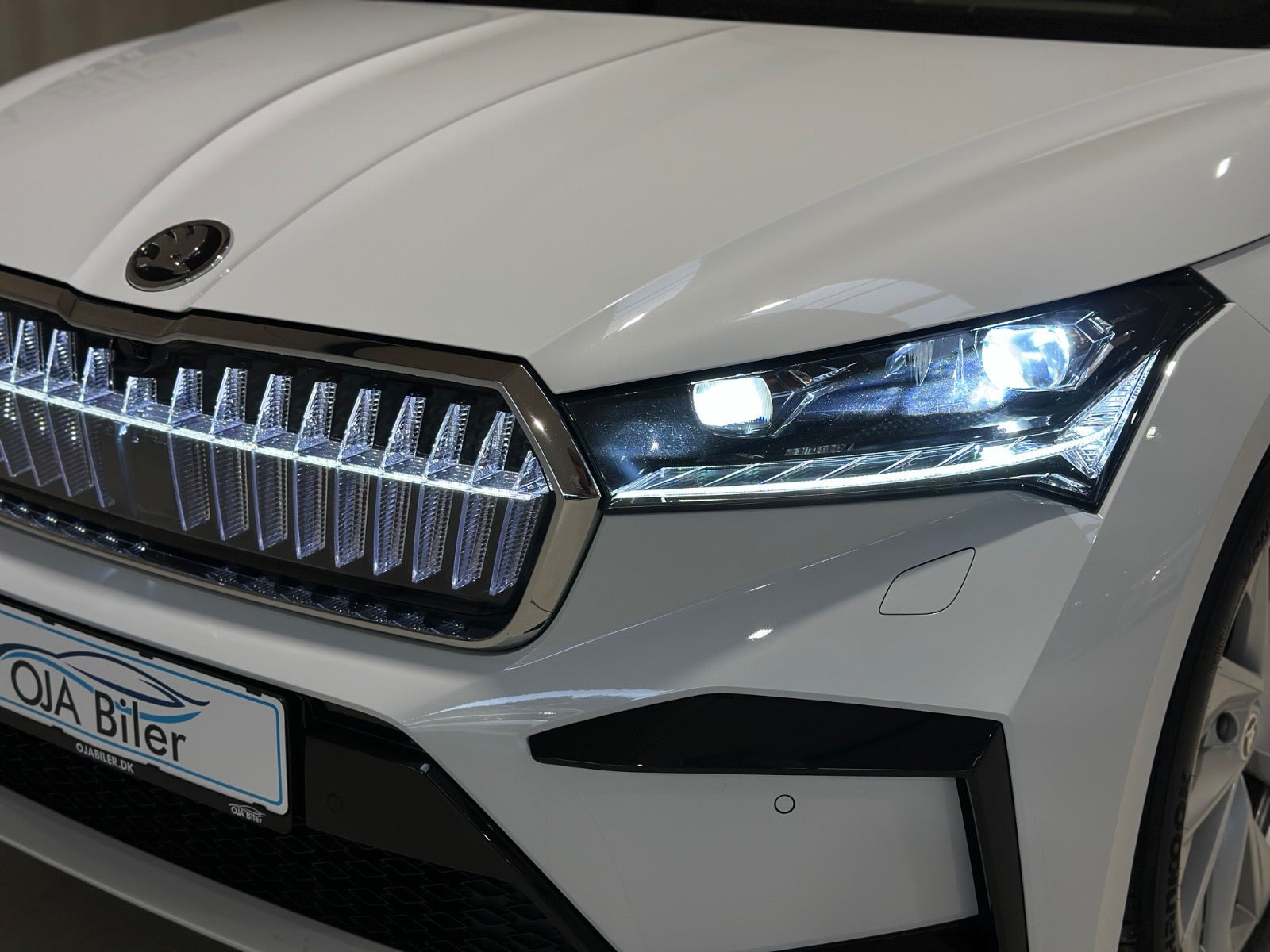 Hvid Skoda Enyaq fra 2023