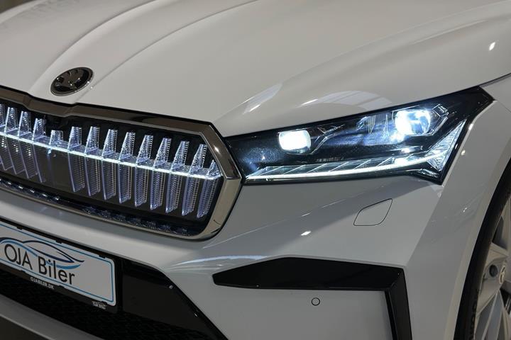 Hvid Skoda Enyaq fra 2023