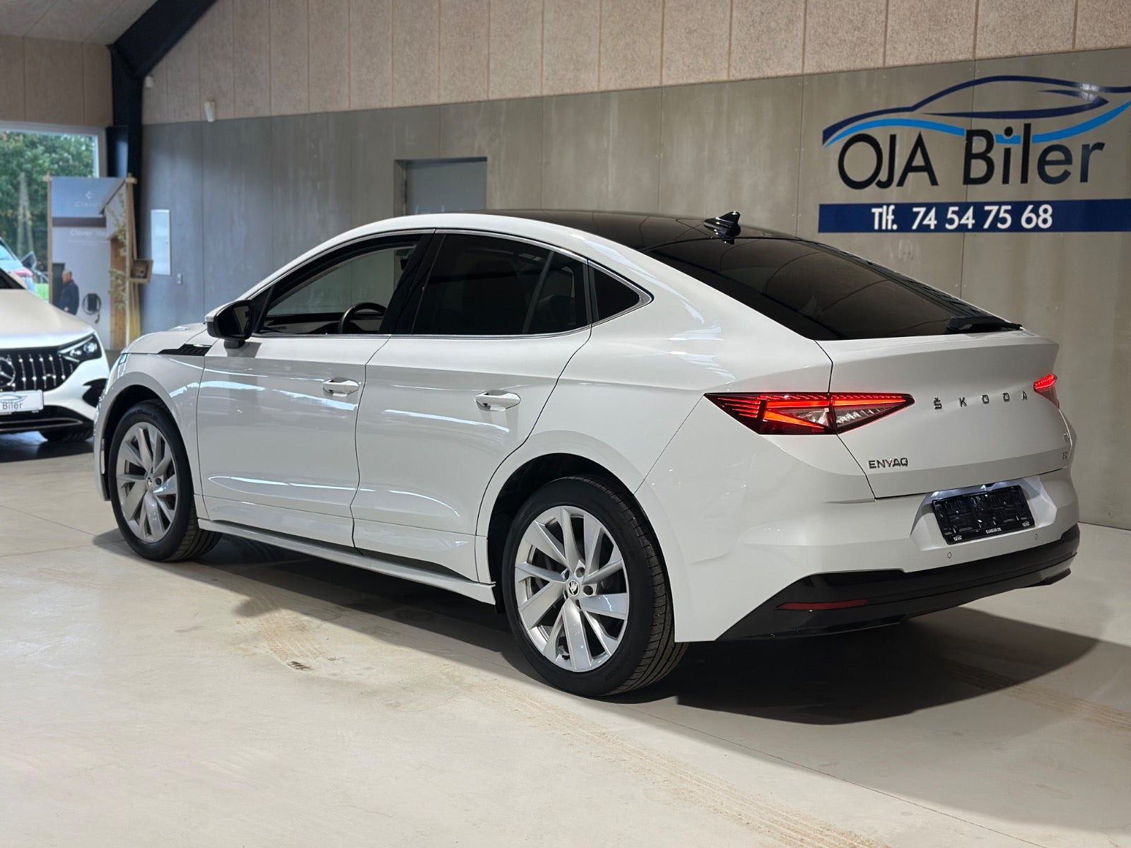 Hvid Skoda Enyaq fra 2023