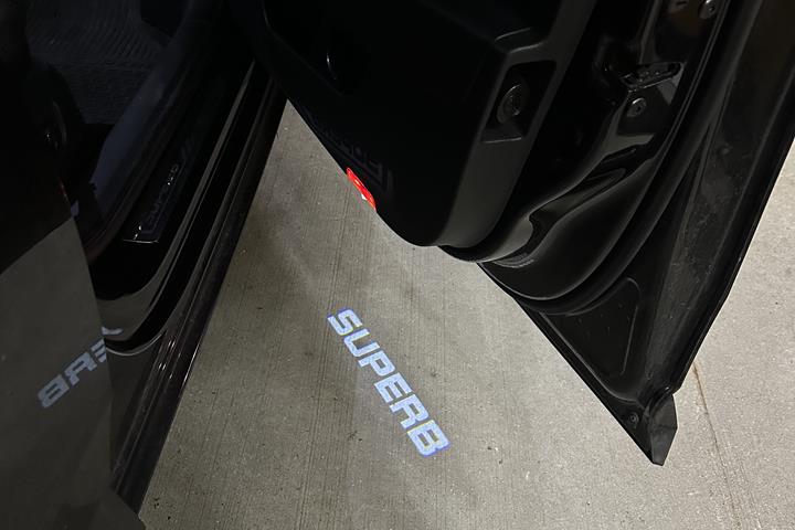 Sort Skoda Superb fra 2018