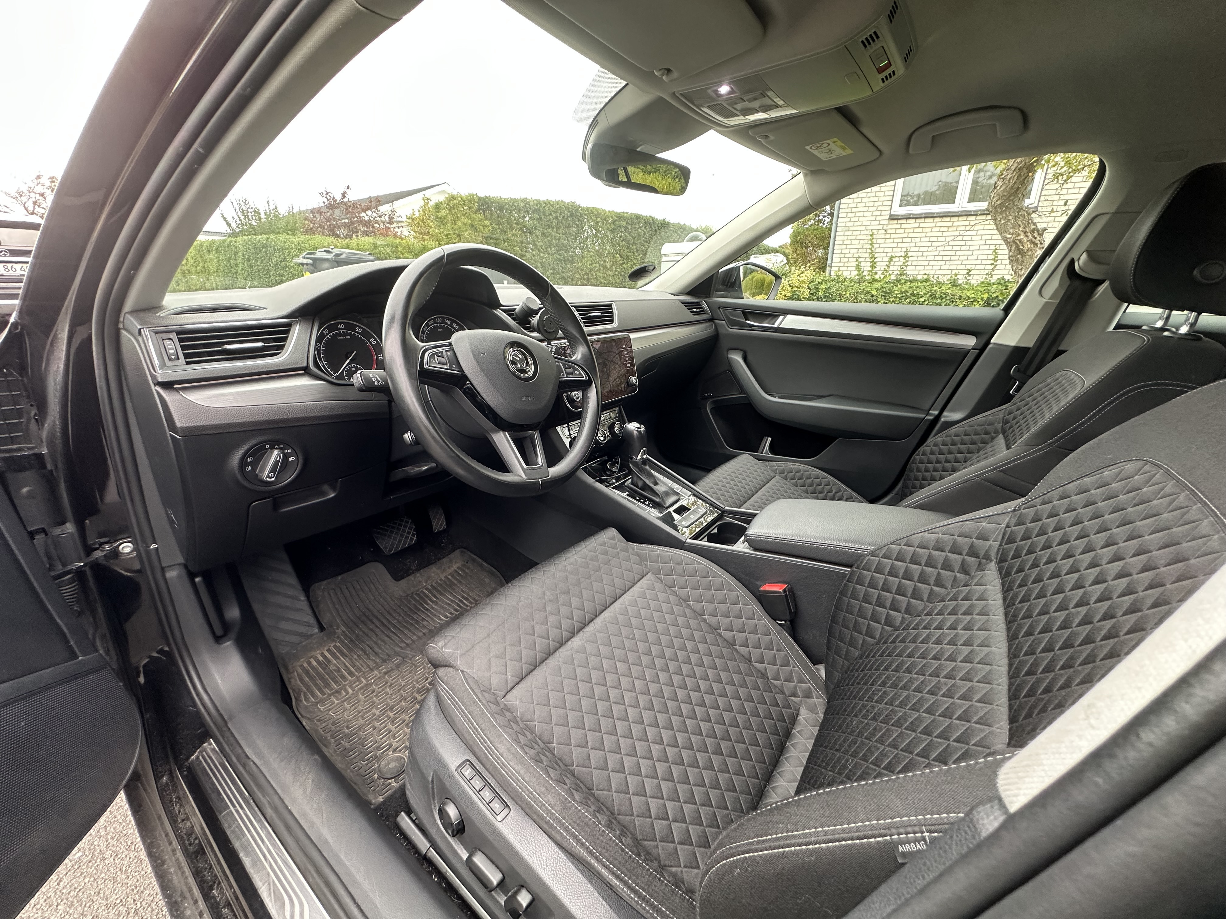Sort Skoda Superb fra 2018